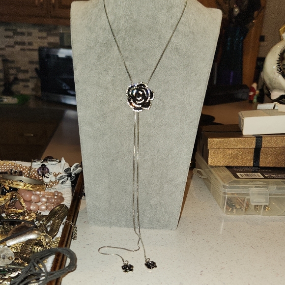 Jewelry - Chic Silver Rose Lariat Necklace